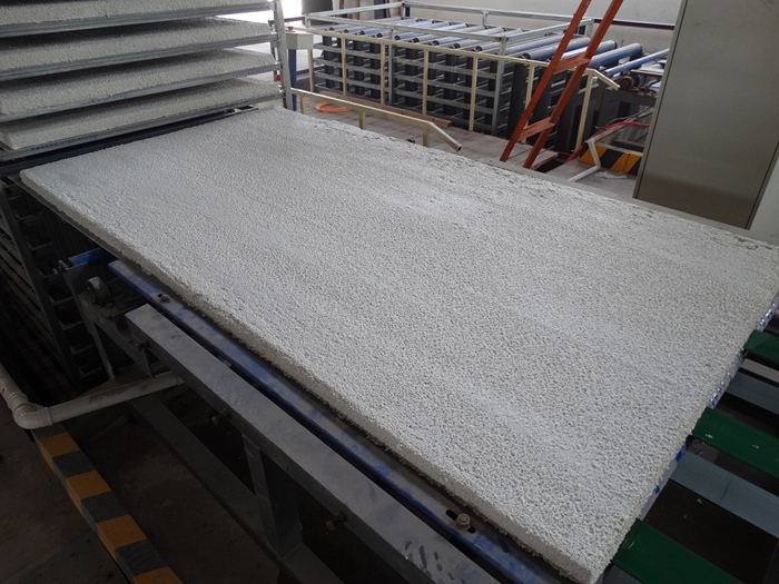 生產(chǎn)線上的勻質板